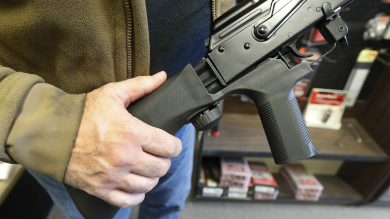 Władze Deerfield wprowadzają zakaz posiadania broni szturmowej