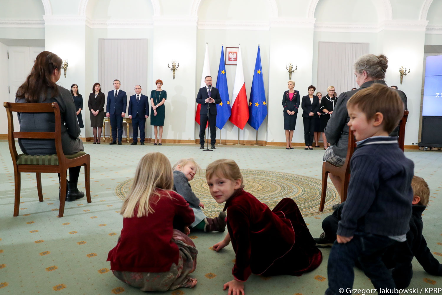 Prezydent wręczył odznaczenia matkom, które urodziły od ośmiorga do… szesnaściorga dzieci! Prezydent wręczył odznaczenia matkom, które urodziły od ośmiorga do… szesnaściorga dzieci!