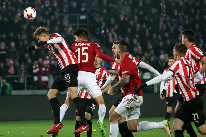 Ekstraklasa nie zostanie powiększona. Spadać będą jednak aż trzy zespoły Ekstraklasa nie zostanie powiększona. Spadać będą jednak aż trzy zespoły