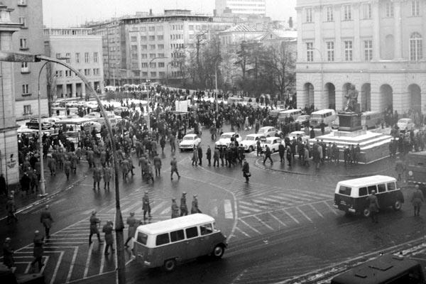 Marzec ’68. “Na zlecenie Moskwy aparat komunistyczny podjął decyzję o wyrzuceniu z Polski około 20 tysięcy osób pochodzenia żydowskiego” Marzec ’68. “Na zlecenie Moskwy aparat komunistyczny podjął decyzję o wyrzuceniu z Polski około 20 tysięcy osób pochodzenia żydowskiego”