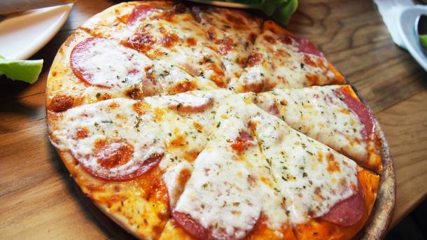 Chińscy internauci oburzeni reklamą jednego z włoskich domów mody. W jaki sposób można zjeść pizzę przy pomocy … pałeczek