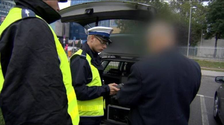 Wielkopolska: Pijany proboszcz przy艂apany za k贸艂kiem. Sko艅czy艂 odprawia膰 msz臋 i jecha艂 na kolejn膮 Wielkopolska: Pijany proboszcz przy艂apany za k贸艂kiem. Sko艅czy艂 odprawia膰 msz臋 i jecha艂 na kolejn膮