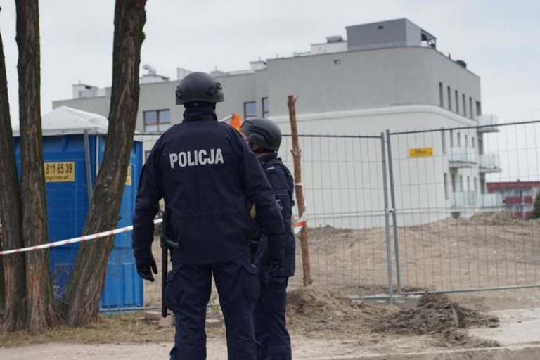 Poznań: Mężczyzna, który zabarykadował się na Inflanckiej, trafi do aresztu. Usłyszał też 6 zarzutów