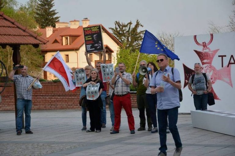 Pikieta KOD „powitała” wicepremiera Glińskiego w Sandomierzu. Plakat i okrzyki