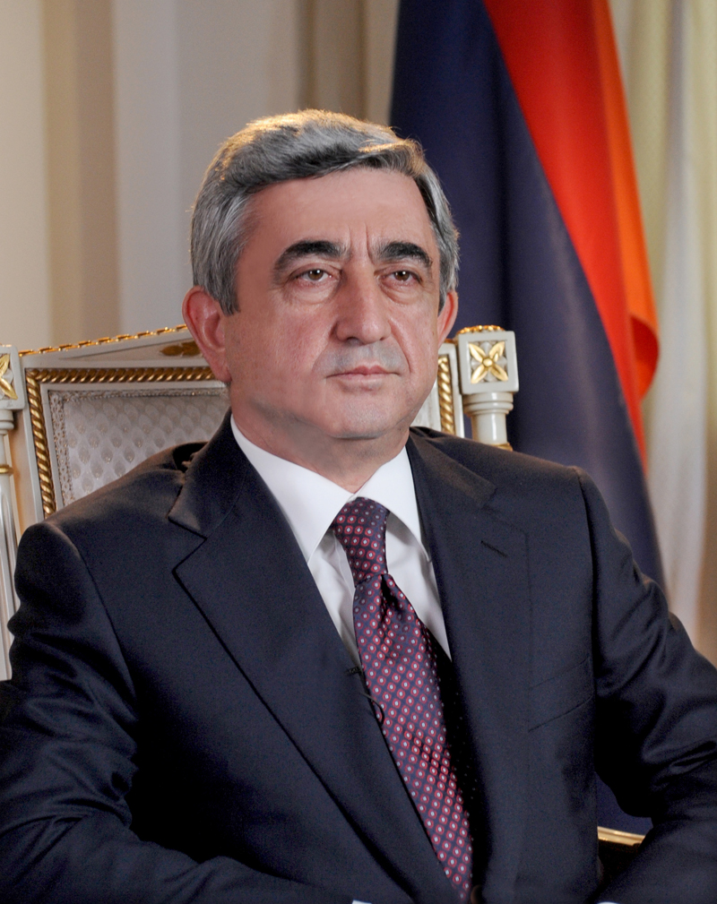 Chaos w Armenii. Tysiące ludzi protestuje przeciwko jednemu człowiekowi Chaos w Armenii. Tysiące ludzi protestuje przeciwko jednemu człowiekowi