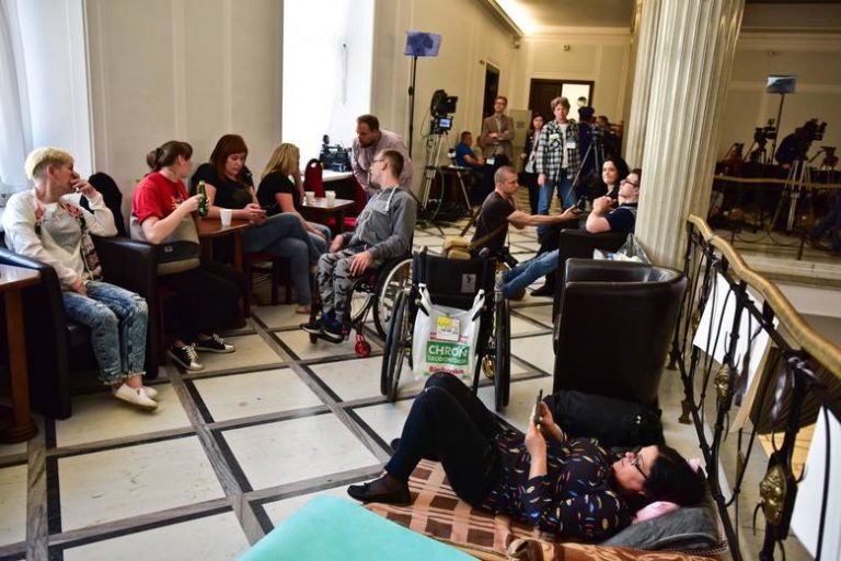 „Rzeczpospolita”: Niepełnosprawni mogą stracić uprawnienia. „To posłowie PiS zaproponowali poprawkę”