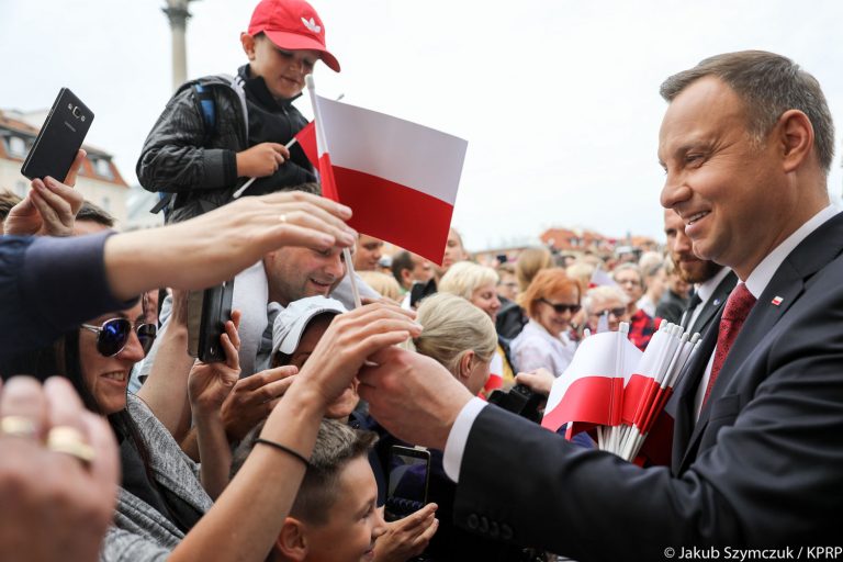Prezydent Andrzej Duda wręczył odznaczenia i flagi państwowe