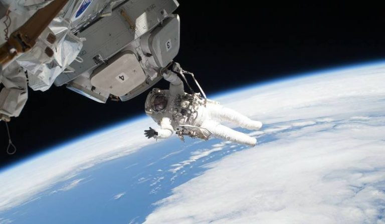 Amerykańscy astronauci naprawili antenę na ISS. Rosja przysporzyła problemów zestrzelając starą satelitę?