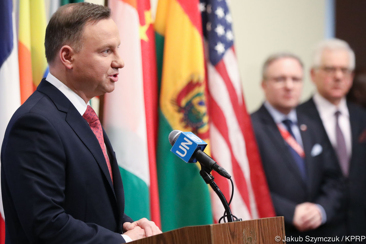 Prezydent Andrzej Duda przyleciał do Nowego Jorku. W planach m. in. złożenie kwiatów przed Pomnikiem Katyńskim w Jersey City Prezydent Andrzej Duda przyleciał do Nowego Jorku. W planach m. in. złożenie kwiatów przed Pomnikiem Katyńskim w Jersey City