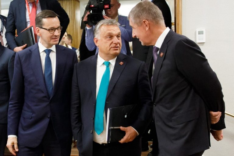 Fidesz będzie na razie działać w PE samodzielnie? „To Berlin musi zdecydować, jakich relacji chce z Fideszem”