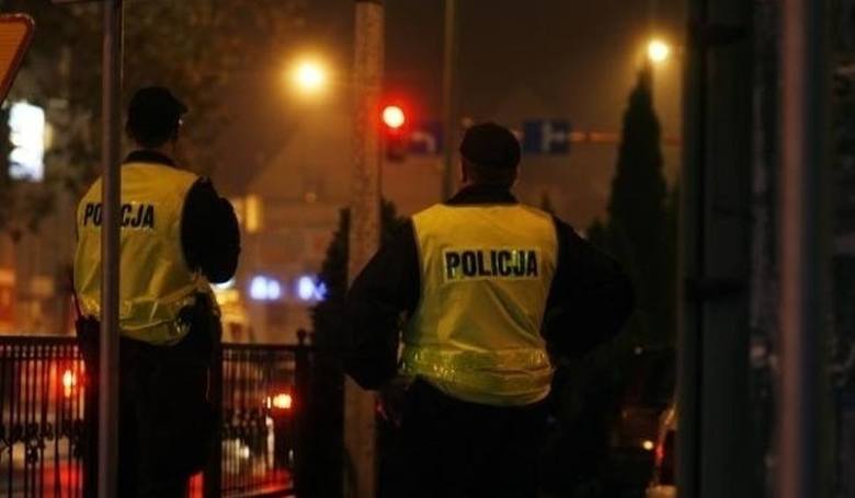 Poznań: Rzucił się na policjantów z nożem i młotem budowlanym. Padły strzały na ul. Głównej Poznań: Rzucił się na policjantów z nożem i młotem budowlanym. Padły strzały na ul. Głównej