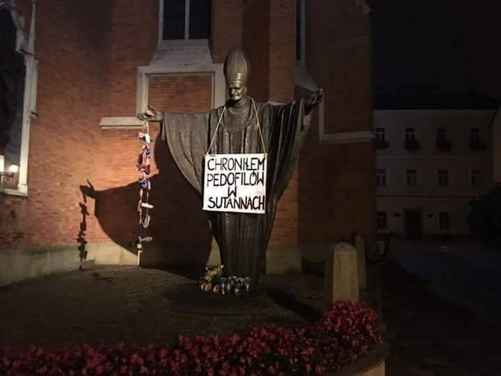 Tarnów: Sprofanowali pomnik Jana Pawła II. „Chroniłem pedofilów w sutannach” Tarnów: Sprofanowali pomnik Jana Pawła II. „Chroniłem pedofilów w sutannach”