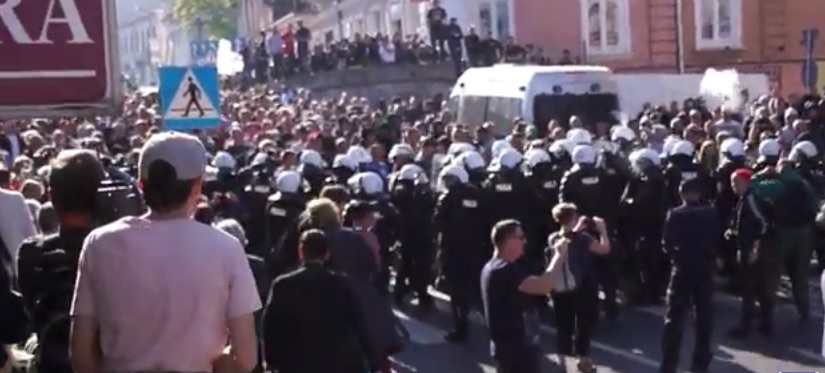 Policja użyła armatek wodnych i granatów hukowych w trakcie marszu równości w Lublinie Policja użyła armatek wodnych i granatów hukowych w trakcie marszu równości w Lublinie