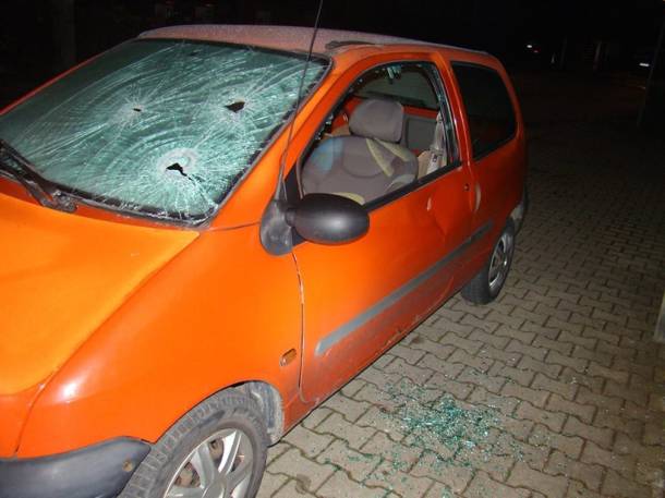 Tarnów: Ojciec potraktował samochód syna siekierą Tarnów: Ojciec potraktował samochód syna siekierą