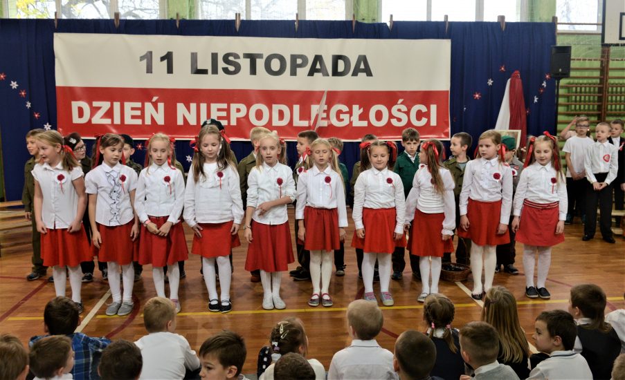 Akcja “Rekord dla Niepodległej”. W ponad 24 tysiącach szkół o godz. 11.11 uczniowie i nauczyciele śpiewali 4 zwrotki hymnu państwowego Akcja “Rekord dla Niepodległej”. W ponad 24 tysiącach szkół o godz. 11.11 uczniowie i nauczyciele śpiewali 4 zwrotki hymnu państwowego