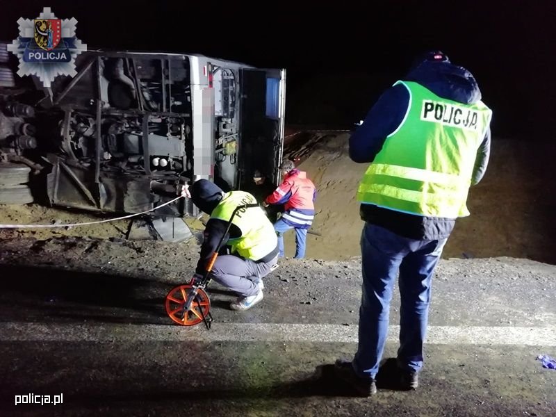 Wypadek autokaru na S3. Zginęła jedna osoba, a 26 osób zostało rannych. Przyczyna: Prawdopodobnie przekroczenie prędkości Wypadek autokaru na S3. Zginęła jedna osoba, a 26 osób zostało rannych. Przyczyna: Prawdopodobnie przekroczenie prędkości
