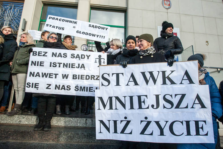 Chaos i odwołane rozprawy w sądach – to efekt protestu pracowników. Żądają podwyżek Chaos i odwołane rozprawy w sądach – to efekt protestu pracowników. Żądają podwyżek