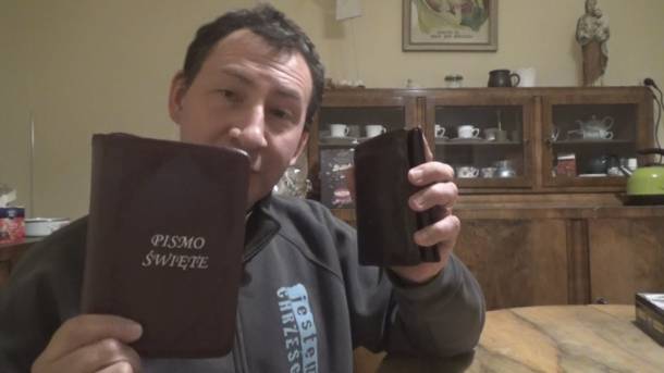 Ksiądz z Poznania wydaje audiobooka. Ma służyć “zaproszeniu ludzi do oddania Bogu sfery pieniędzy” Ksiądz z Poznania wydaje audiobooka. Ma służyć “zaproszeniu ludzi do oddania Bogu sfery pieniędzy”