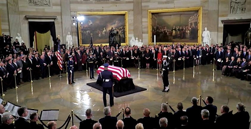 Trumna z ciałem George’a H.W. Busha wystawiona na Kapitolu Trumna z ciałem George’a H.W. Busha wystawiona na Kapitolu