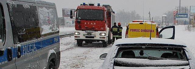 Śnieg zasypał drogi na Śląsku. Trudne warunki dla kierowców Śnieg zasypał drogi na Śląsku. Trudne warunki dla kierowców