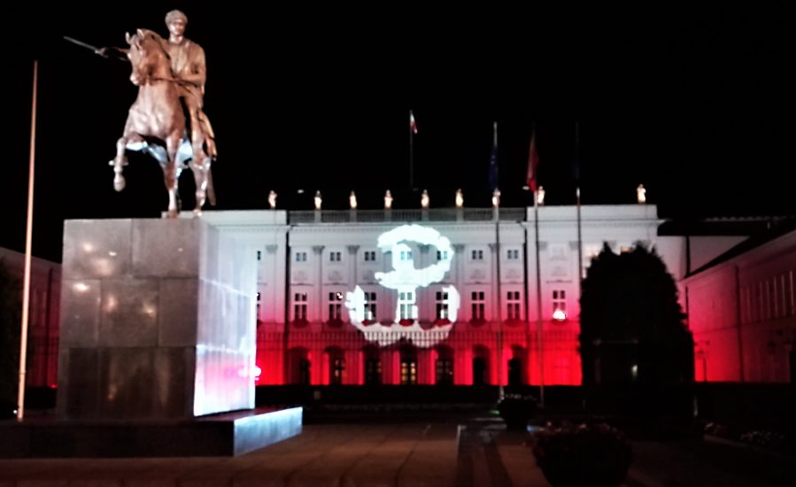 Znak Polski Walczącej wśród symboli nazistowskich!? Polonia w Nowym Jorku protestuje Znak Polski Walczącej wśród symboli nazistowskich!? Polonia w Nowym Jorku protestuje