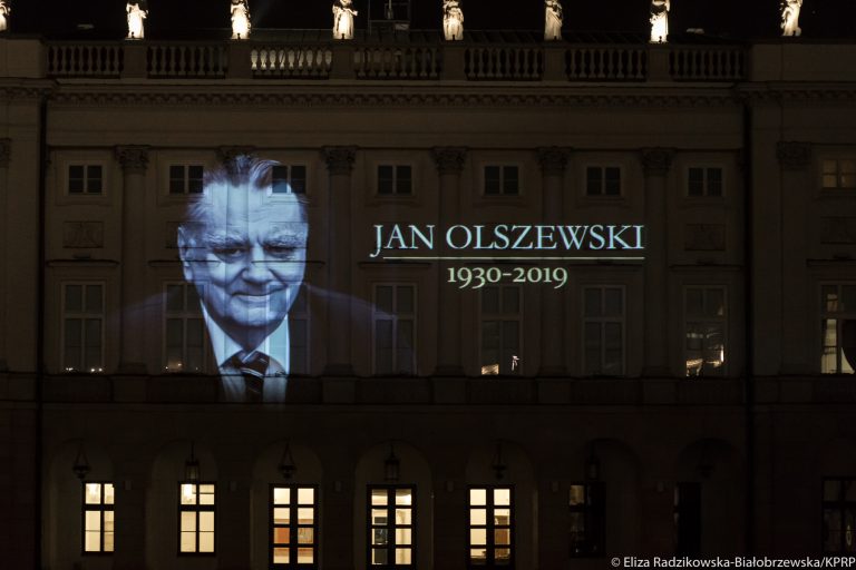 Na fasadzie Pałacu Prezydenckiego iluminacja upamiętniająca Jan Olszewskiego