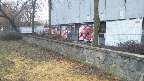 Poznań: Oburzeni plakatami antyaborcyjnymi na płocie kościoła złożyli zawiadomienie na policję