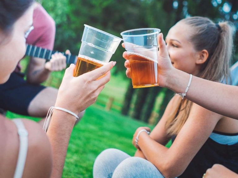 Republikański kongresman chce obniżyć wiek spożycia alkoholu w Illinois