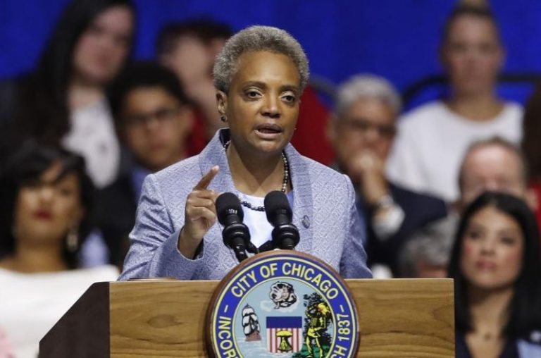 Lori Lightfoot skarży się, że jest zbyt czarna w spocie wyborczym krytyków Pritzkera