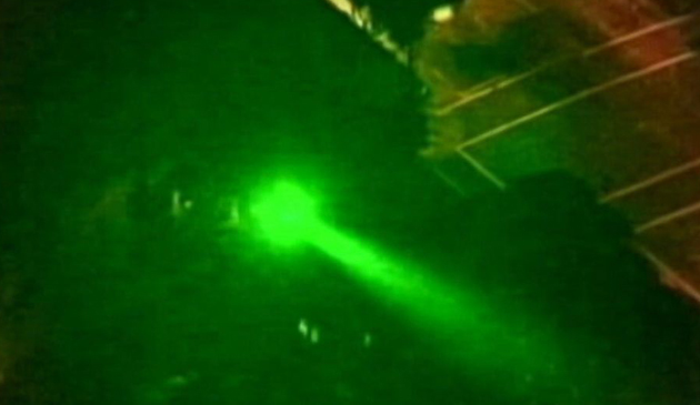 Mężczyzna przyznał się do oślepienia laserem pilota samolotu