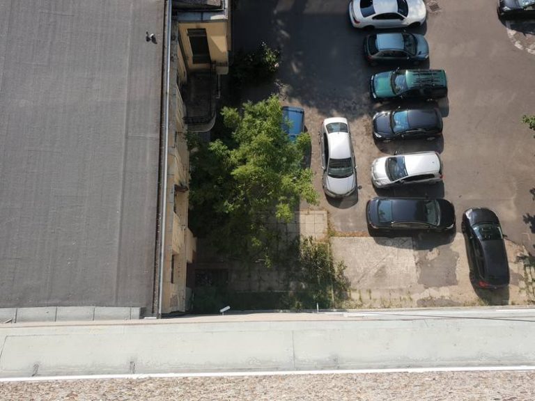 Łódź: Urzędnik wypadł z okna na 7. piętrze budynku