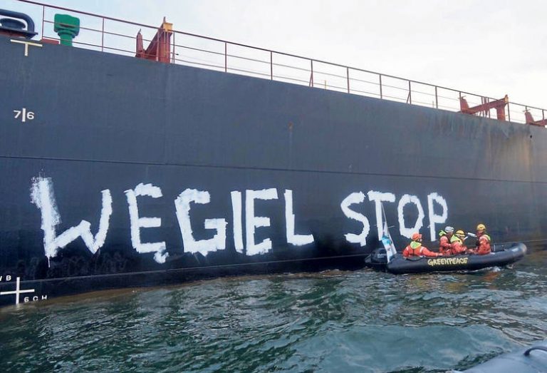 31 osób z Greenpeace z nakazem opuszczenia portu i z zarzutami. „Ekoterroryści” spowodowali straty na kwotę 500 tys. zł!