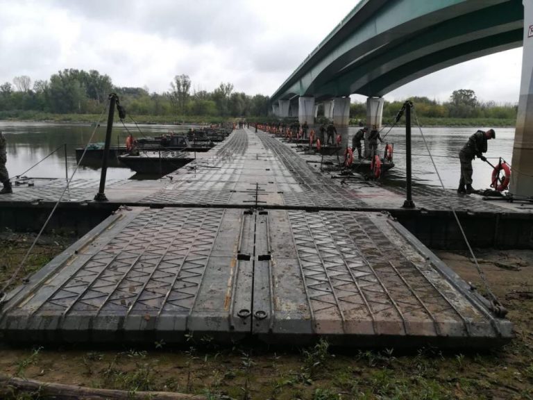 Wojsko będzie monitorować most pontonowy ułożony na Wiśle w Warszawie