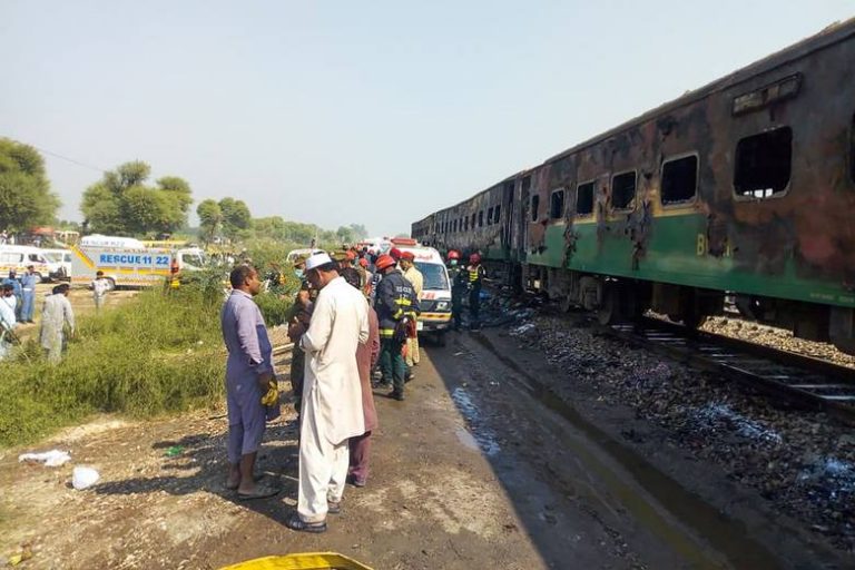 Pożar pociągu w Pakistanie. Co najmniej 64 osoby zginęły. Przyczyną pożaru był wybuch butli z gazem