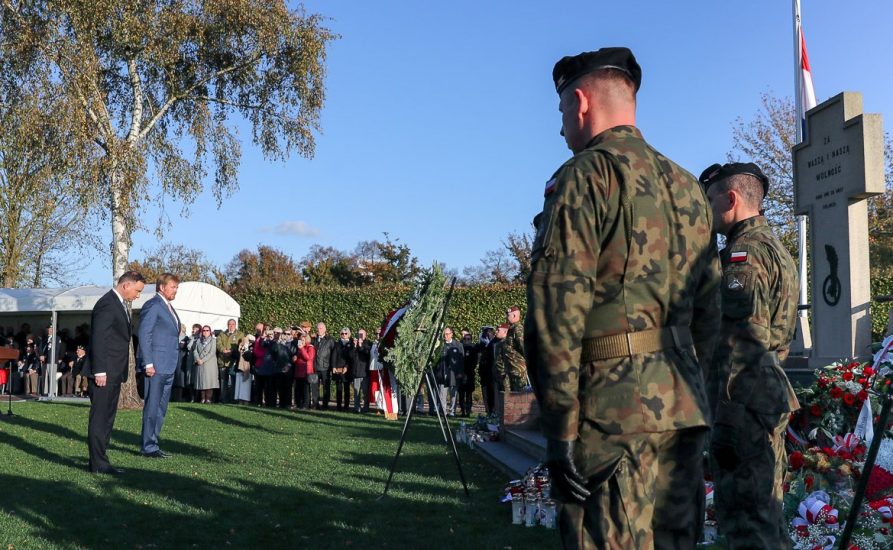 Prezydent Duda oddał hołd gen. S. Maczkowi i jego żołnierzom z okazji 75. rocznicy wyzwolenia Bredy Prezydent Duda oddał hołd gen. S. Maczkowi i jego żołnierzom z okazji 75. rocznicy wyzwolenia Bredy