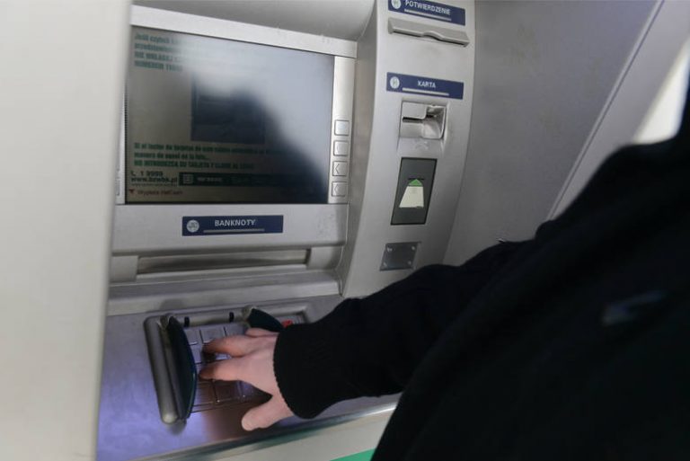 Wypłaty z bankomatów: Klientów czekają wysokie podwyżki? Wszystko przez wyrok Trybunału Sprawiedliwości Unii Europejskiej