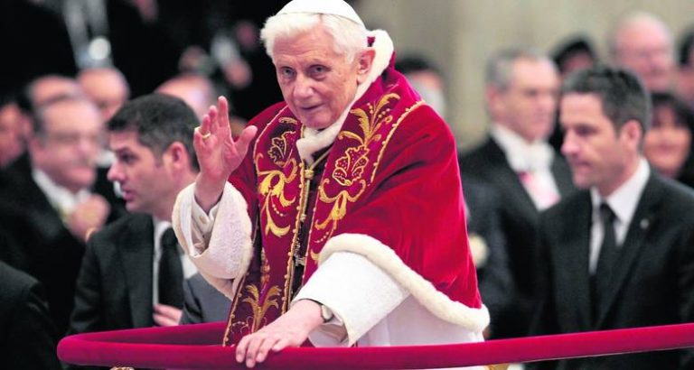 Benedykt XVI broni celibatu. Nie da się dobrze realizować jednocześnie dwóch powołań