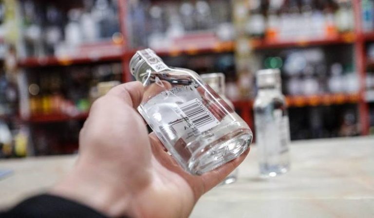 Zakup alkoholu online: Kurier dostarczy butelkę nawet w środku nocy