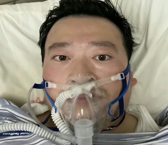 Chińczycy wzburzeni po śmierci lekarza w Wuhan. Był prześladowany za informowanie o epidemii koronawirusa [wideo]
