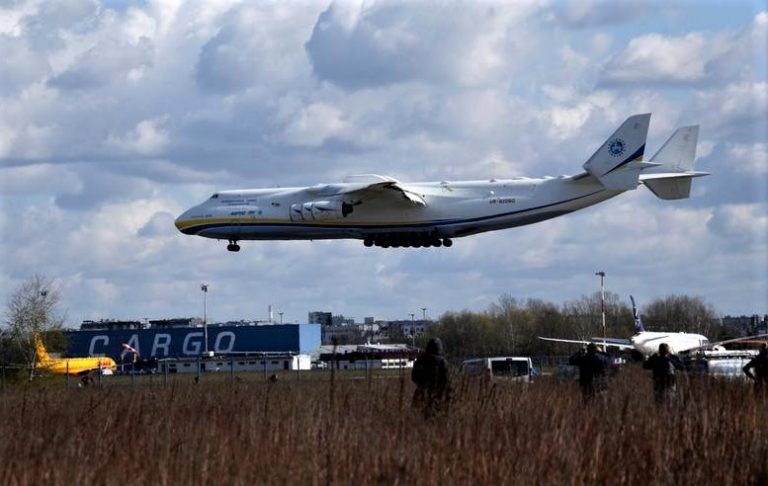 Antonow An-225 Mriya wylądował w Warszawie. Zobacz lądowanie największego samolotu świata w Polsce