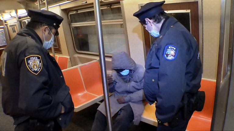 Oficerowie MTA oraz NYPD usuwają bezdomnych z nowojorskiego metra