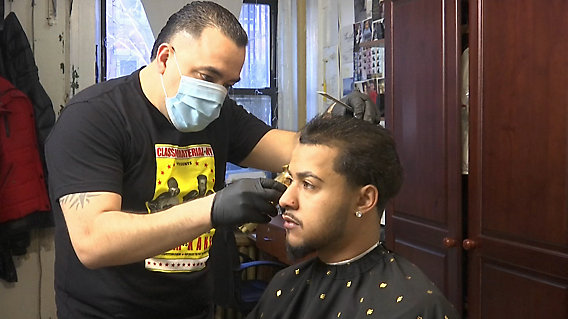 Nowojorscy fryzjerzy strzygą w domach