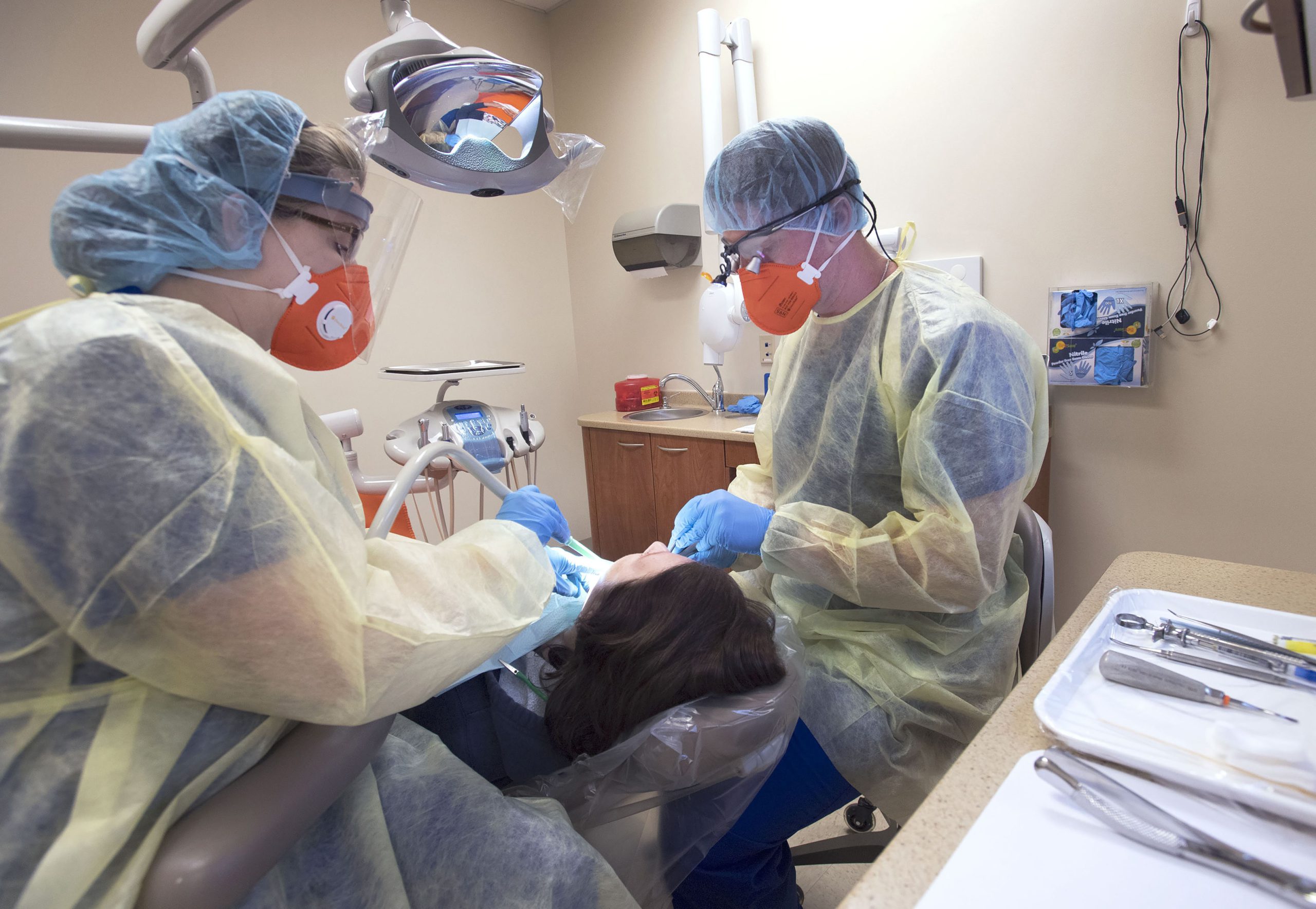 Dentyści pobierają opłatę koronawirusową Dentyści pobierają opłatę koronawirusową