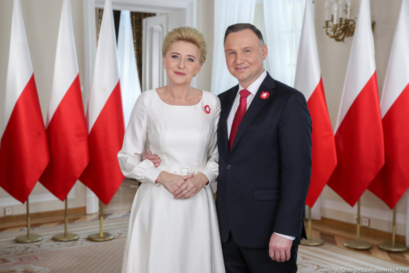 “Wszystkim Polakom 偶ycz臋, by Polska si臋 zmienia艂a, ale zachowa艂a swoj膮 to偶samo艣膰”. Dzi艣 Dzie艅 Polonii i Polak贸w za granic膮 “Wszystkim Polakom 偶ycz臋, by Polska si臋 zmienia艂a, ale zachowa艂a swoj膮 to偶samo艣膰”. Dzi艣 Dzie艅 Polonii i Polak贸w za granic膮