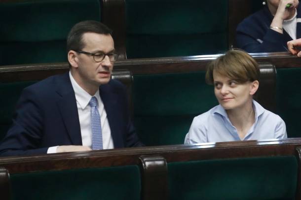 Tarcza antykryzysowa 4.0. Sejm uchwalił czwartą część tarczy. Co zawiera Tarcza 4.0? Przedłużony zasiłek opiekuńczy i wakacje kredytowe