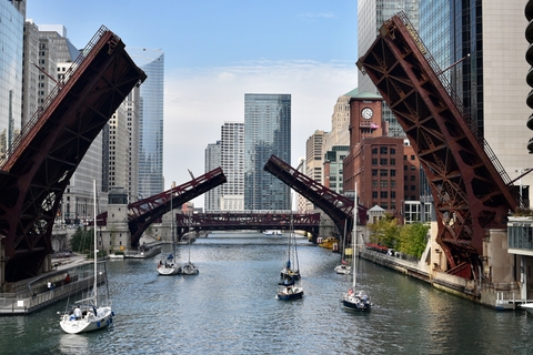 W Chicago rozpoczęło się podnoszenie mostów