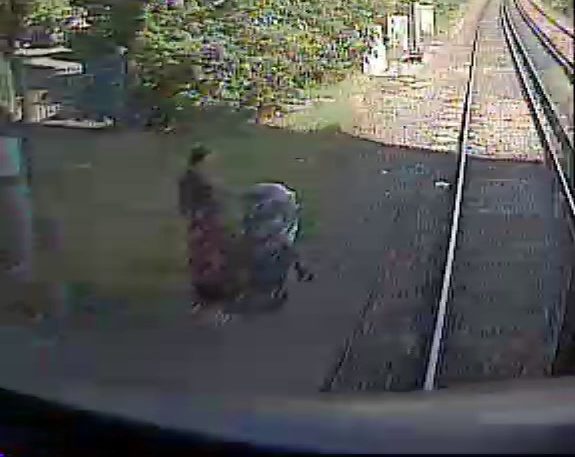 Kobieta z wózkiem omal nie wpadła pod pociąg na stacji w Hilsea Kobieta z wózkiem omal nie wpadła pod pociąg na stacji w Hilsea