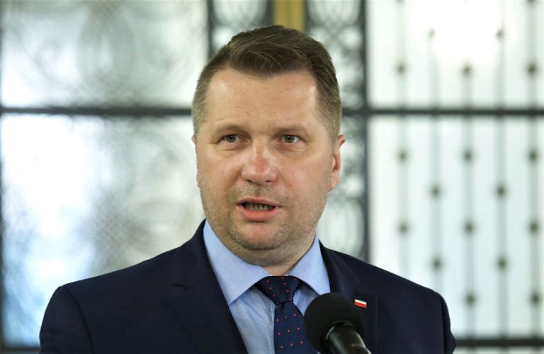 Minister edukacji zamiast zajmować się powrotem dzieci do szkół, komentuje… pożar w kościele