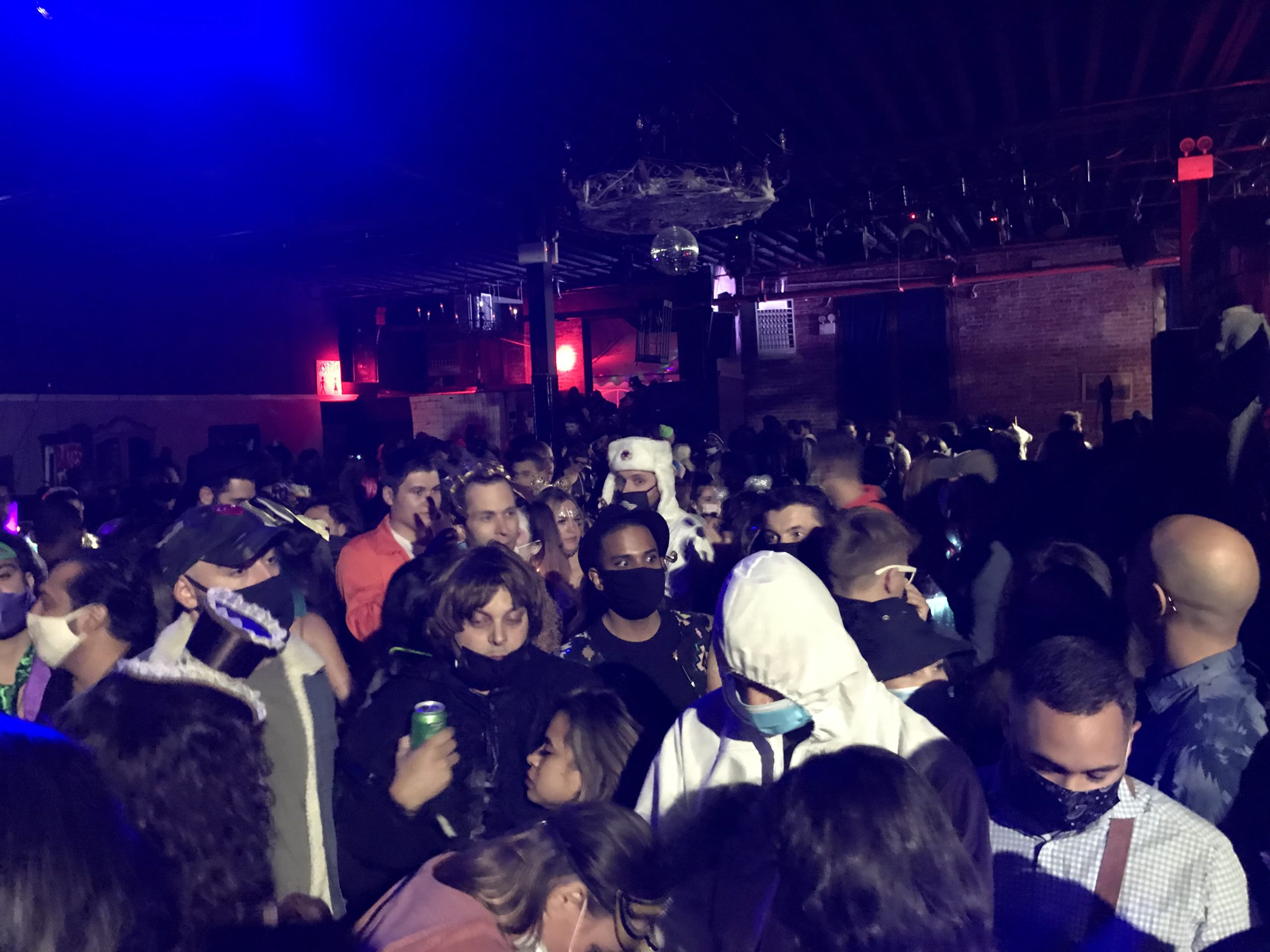 Huczny Halloween na Brooklynie zako艅czy艂 si臋 zamkni臋ciem przez szeryfa Huczny Halloween na Brooklynie zako艅czy艂 si臋 zamkni臋ciem przez szeryfa