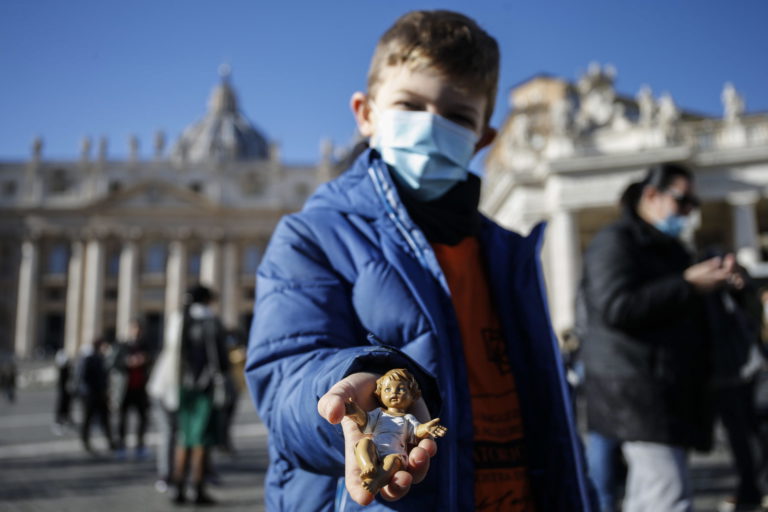 Papież pobłogosławił figurki Dzieciątka Jezus do domowych szopek